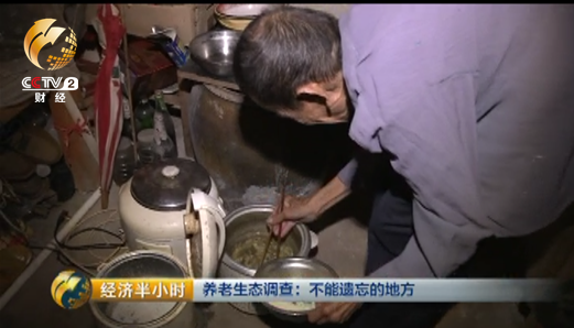 盧普濟老人的晚飯是米飯和煮青菜，這些都是中午吃剩下的。